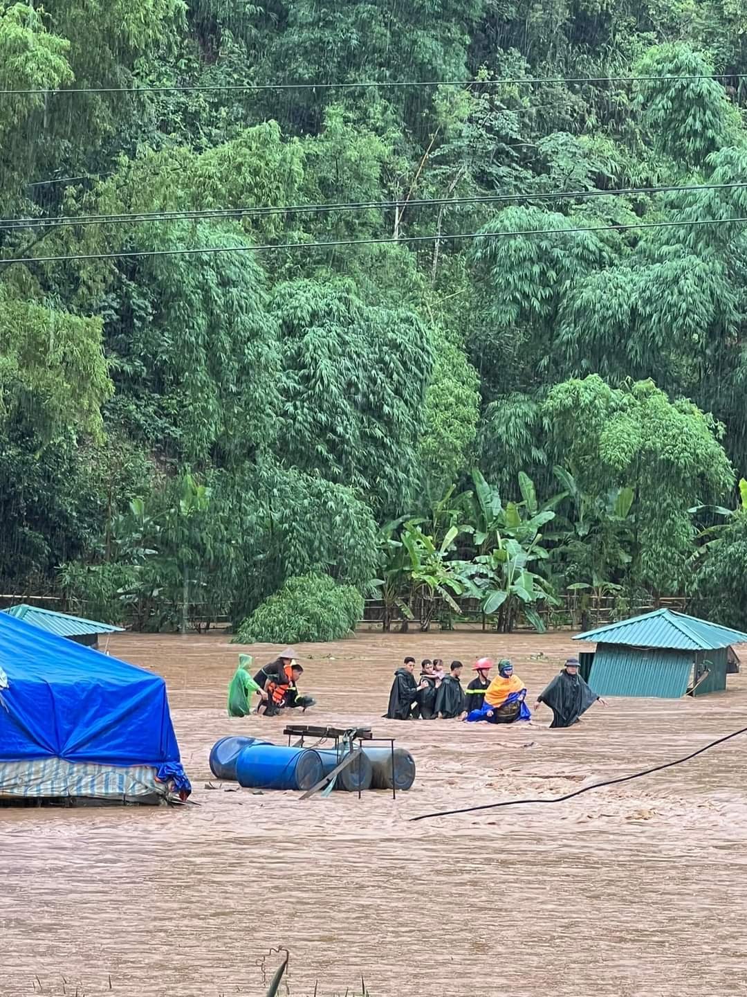 Phố núi Sơn La ngập nặng sau mưa lớn, bộ đội sơ tán dân trong nước lũ cuồn cuộn - Ảnh 8.
