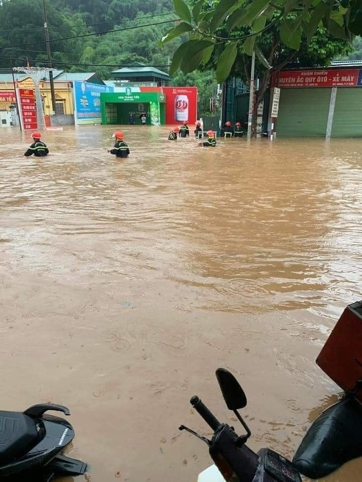 Phố núi Sơn La ngập nặng sau mưa lớn, bộ đội sơ tán dân trong nước lũ cuồn cuộn - Ảnh 2.