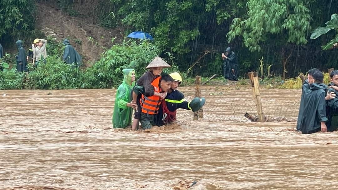 Phố núi Sơn La ngập nặng sau mưa lớn, bộ đội sơ tán dân trong nước lũ cuồn cuộn - Ảnh 7.