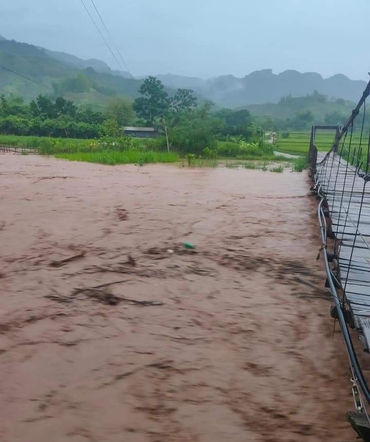 Phố núi Sơn La ngập nặng sau mưa lớn, bộ đội sơ tán dân trong nước lũ cuồn cuộn - Ảnh 10.