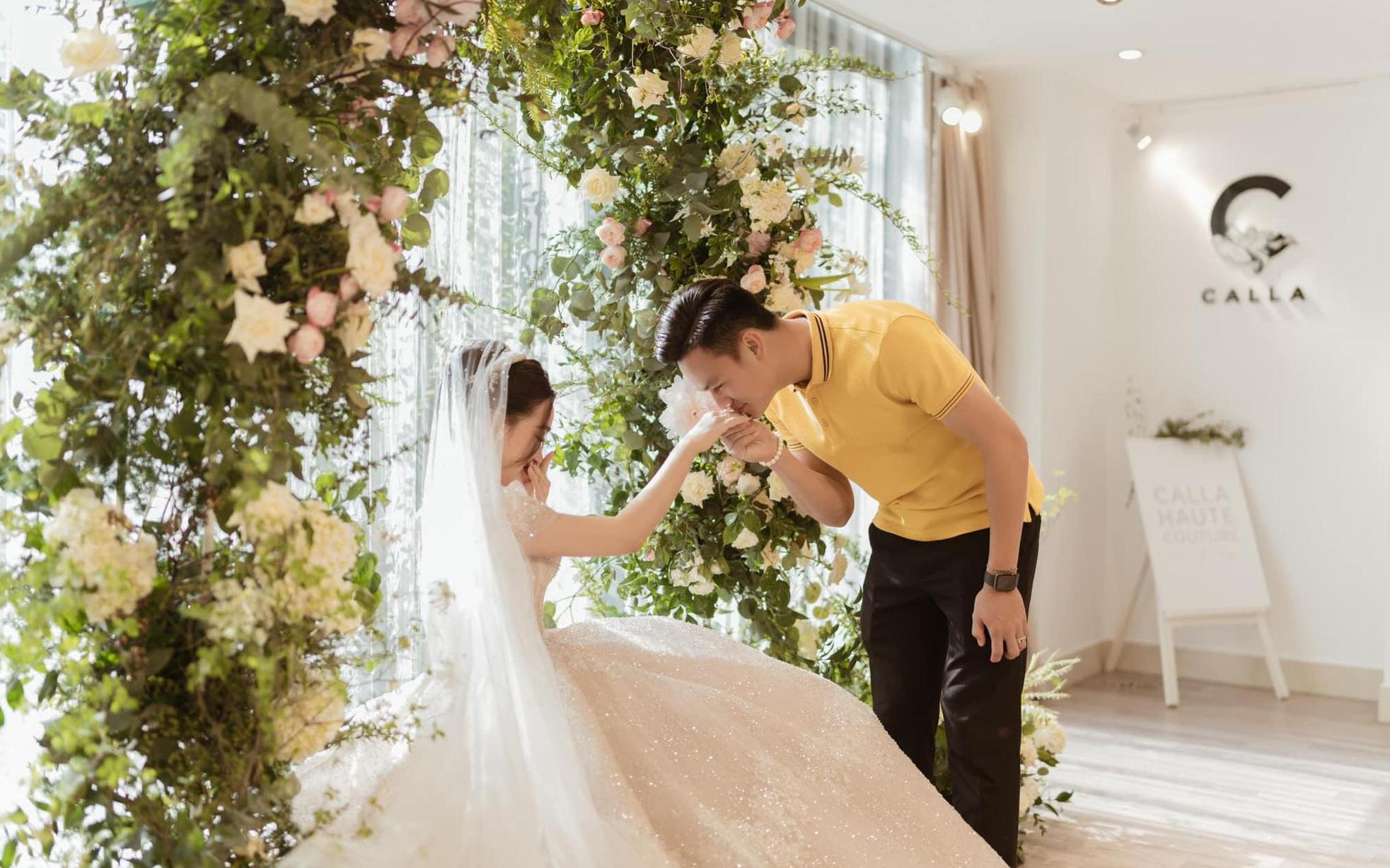 Cận cảnh bộ váy cưới đính 10.000 viên pha lê ánh bạc của vợ nhạc sĩ Phan Mạnh  Quỳnh
