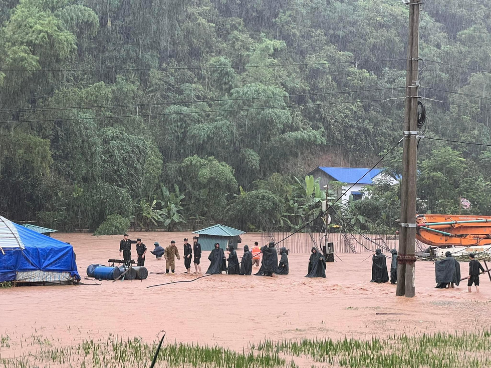Phố núi Sơn La ngập nặng sau mưa lớn, bộ đội sơ tán dân trong nước lũ cuồn cuộn - Ảnh 6.