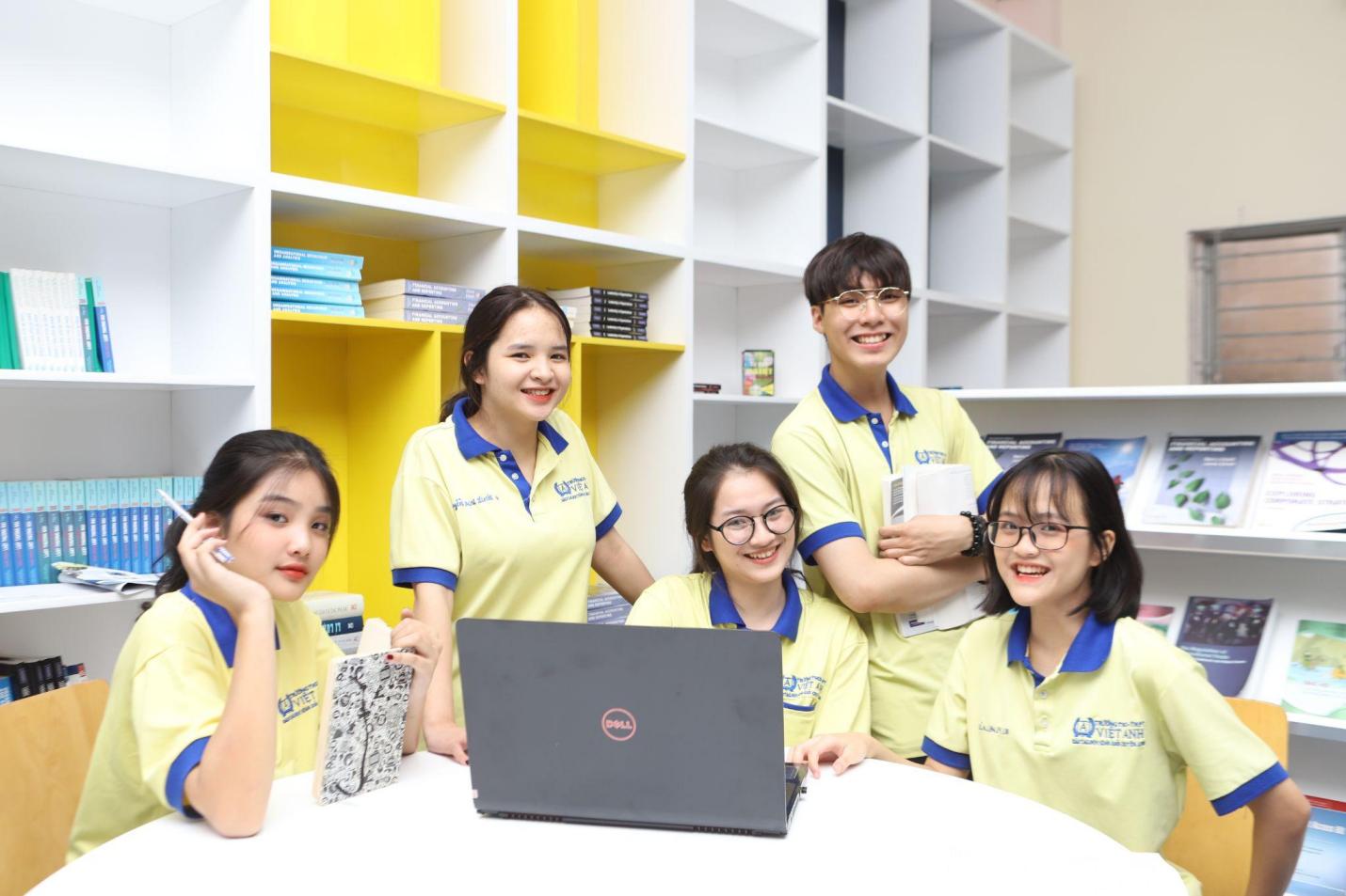 Học trường công hay trường tư? Lựa chọn nào cũng tốt miễn con hạnh phúc - Ảnh 2.