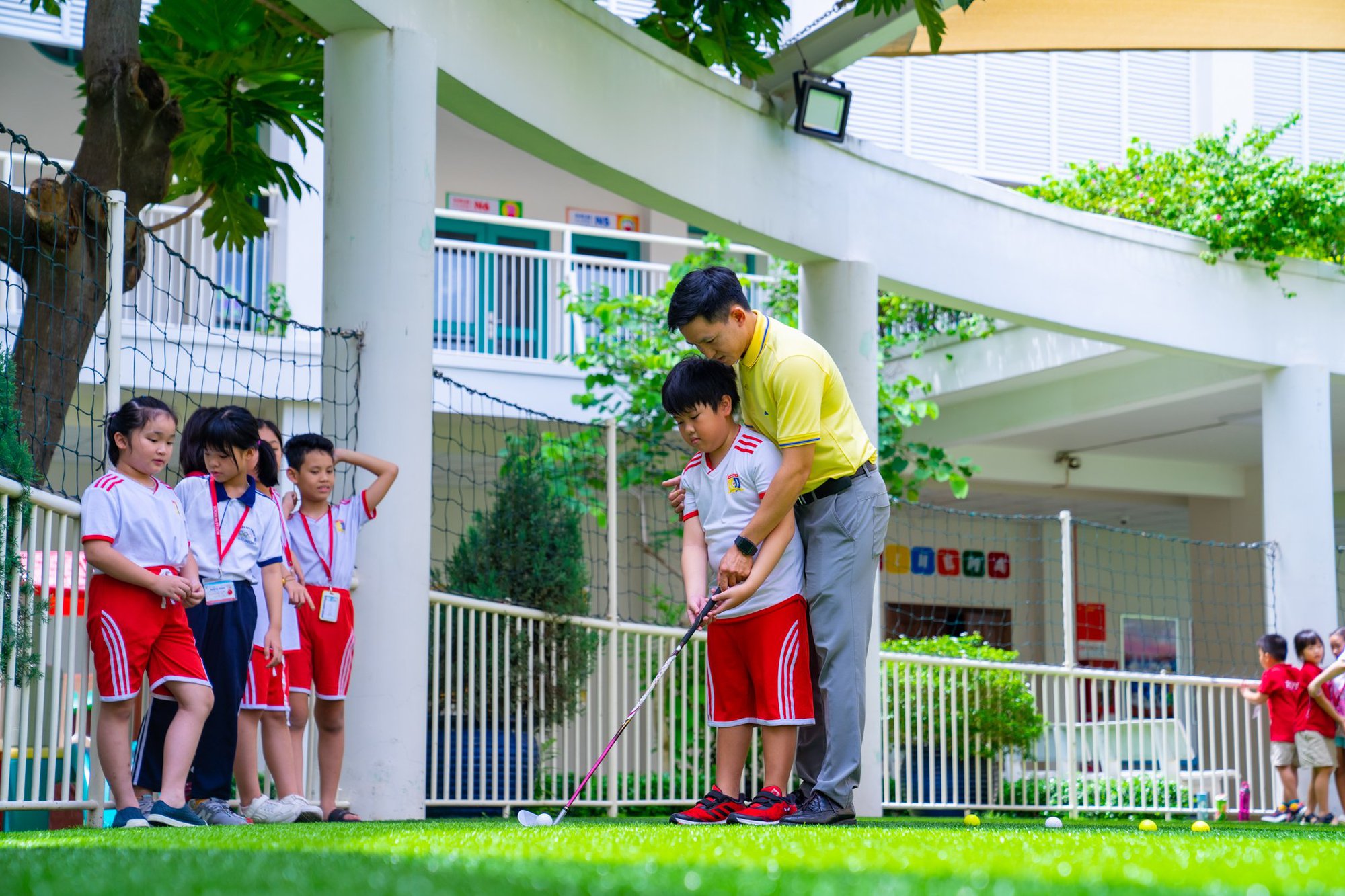 Mùa hè trải nghiệm cùng con: học làm MC, xách ba lô đi dã ngoại - Ảnh 2.