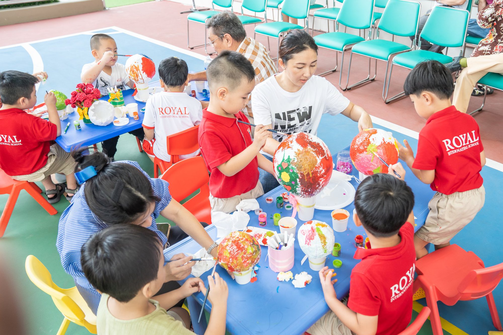 Mùa hè trải nghiệm cùng con: học làm MC, xách ba lô đi dã ngoại - Ảnh 3.