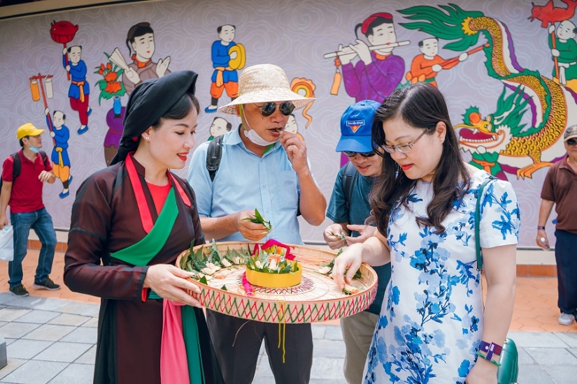 Rộn rã tiếng cười trong Ngày hội giao duyên tại VinWonders Nam Hội An - Ảnh 2.