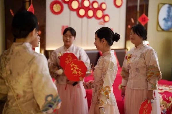 Cô gái làm nghề phù dâu thuê: Bất chấp bố mẹ ngăn cản vì sợ "mất duyên", trở thành bà chủ của 50.000 nhân công sau 2 năm - Ảnh 2.