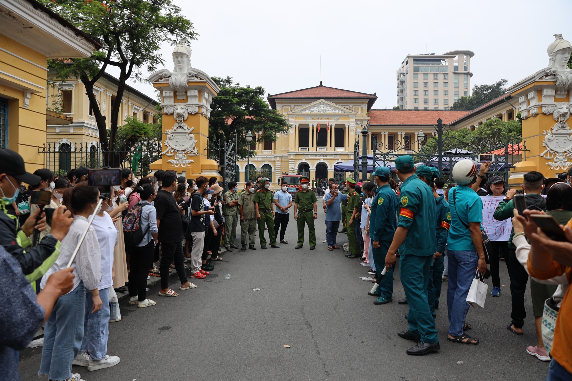 Từ Kiên Giang bắt xe khách lên TP.HCM lúc 4h sáng để theo dõi phiên xử vụ bé gái 8 tuổi bị &quot;dì ghẻ&quot; và cha ruột bạo hành - Ảnh 1.