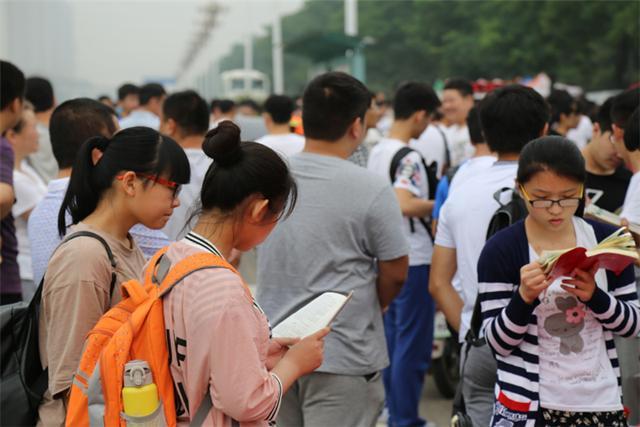 Giáo dục &quot;luyện gà&quot; của phụ huynh Trung Quốc: Khiến con mất hết thanh xuân liệu có giúp chúng &quot;hóa phụng thành rồng&quot;? - Ảnh 3.