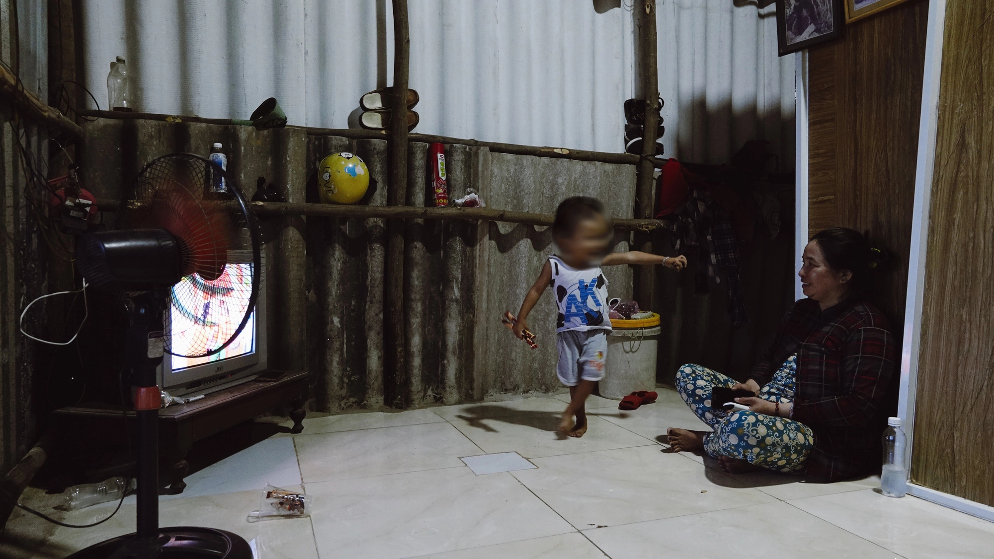 Người thân của 6 nạn nhân mất trong vụ chìm tàu ở Bình Thuận: "Thấy chồng người ta về chồng mình không về, ruột gan tôi đau" - Ảnh 5. Người thân của 6 nạn nhân mất trong vụ chìm tàu ở Bình Thuận: "Thấy chồng người ta về chồng mình không về, ruột gan tôi đau" - Ảnh 5.