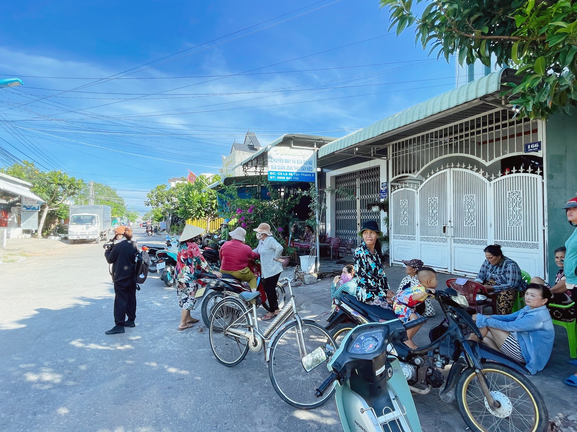 Người thân của 6 nạn nhân mất trong vụ chìm tàu ở Bình Thuận: "Thấy chồng người ta về chồng mình không về, ruột gan tôi đau" - Ảnh 8. Người thân của 6 nạn nhân mất trong vụ chìm tàu ở Bình Thuận: "Thấy chồng người ta về chồng mình không về, ruột gan tôi đau" - Ảnh 8.