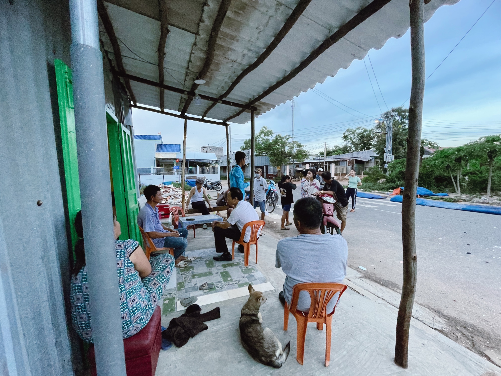 Người thân của 6 nạn nhân mất trong vụ chìm tàu ở Bình Thuận: "Thấy chồng người ta về chồng mình không về, ruột gan tôi đau" - Ảnh 2. Người thân của 6 nạn nhân mất trong vụ chìm tàu ở Bình Thuận: "Thấy chồng người ta về chồng mình không về, ruột gan tôi đau" - Ảnh 2.