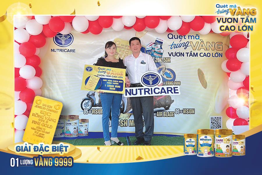 Mẹ bỉm vỡ òa khi trúng 1 lượng vàng 9999 trong chương trình “Quét mã trúng vàng - Vươn tầm cao lớn” - Ảnh 1.