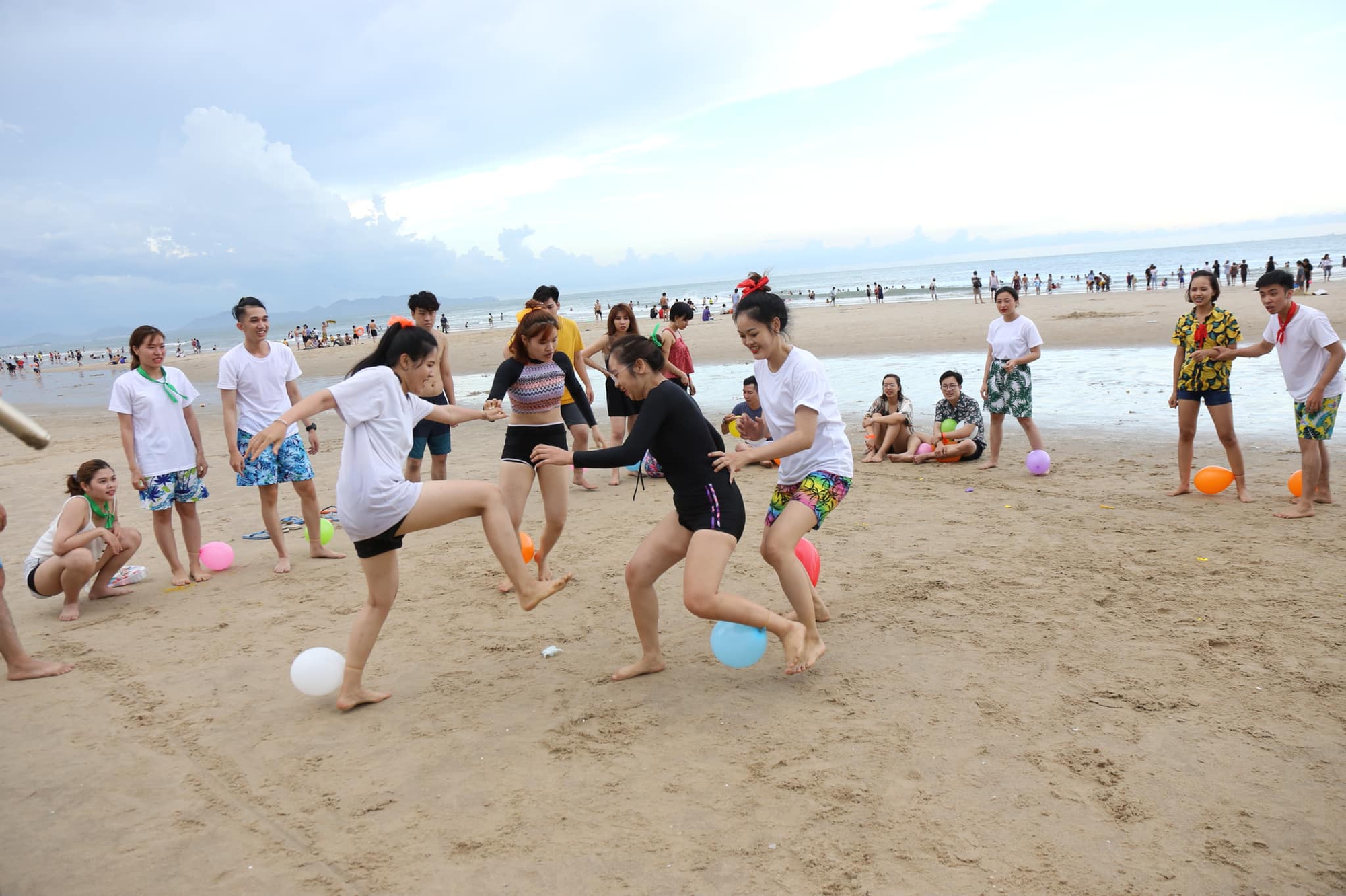 Những trò chơi tập thể vừa vui vừa không cần "cởi để gắn kết" - Ảnh 1.