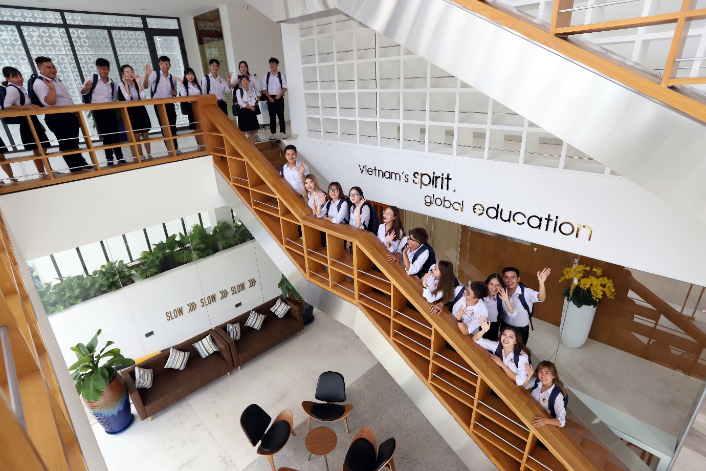 Khi trường “con nhà người ta” tặng học bổng - Ảnh 1.