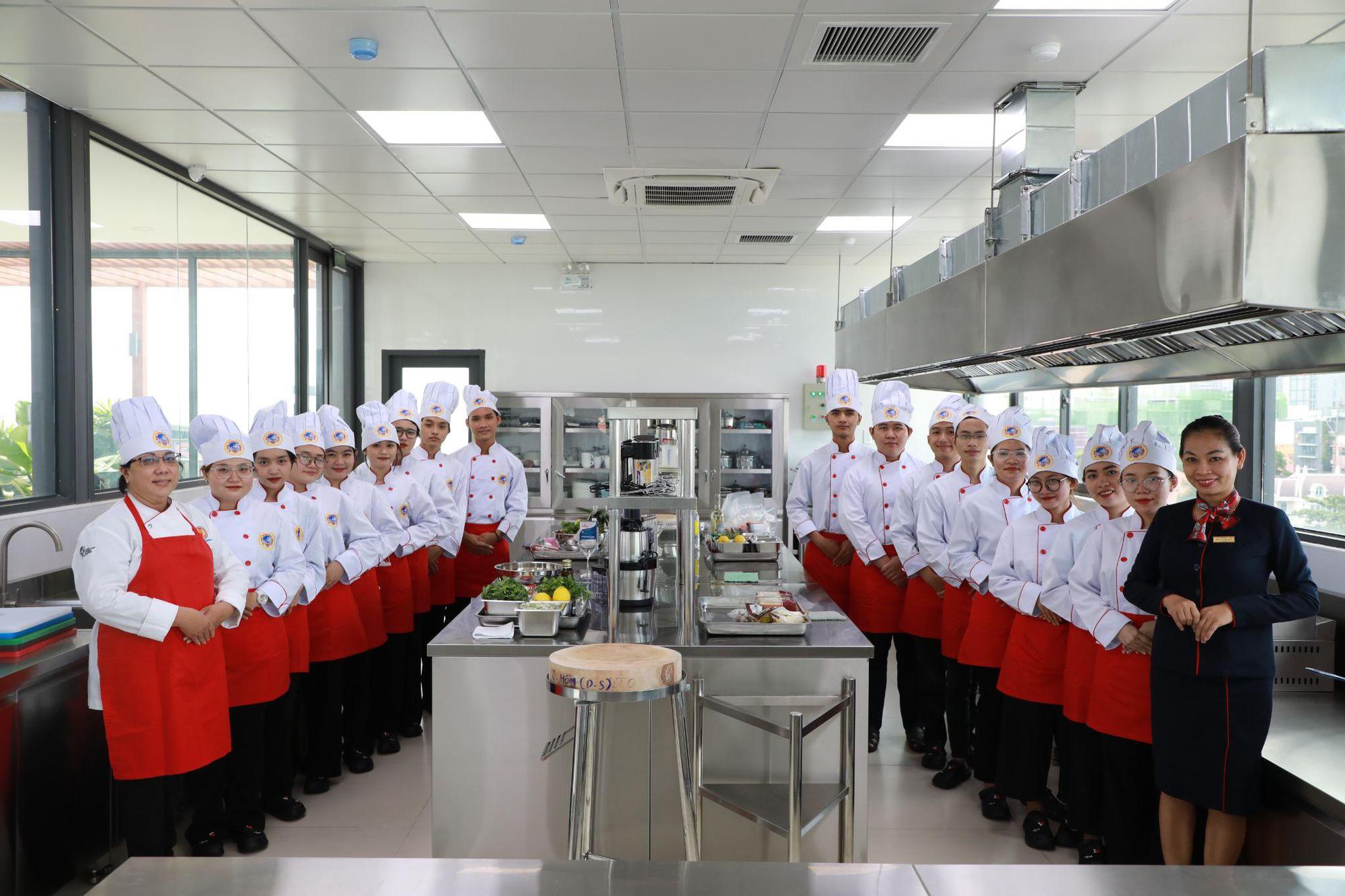 Khi trường “con nhà người ta” tặng học bổng - Ảnh 2.