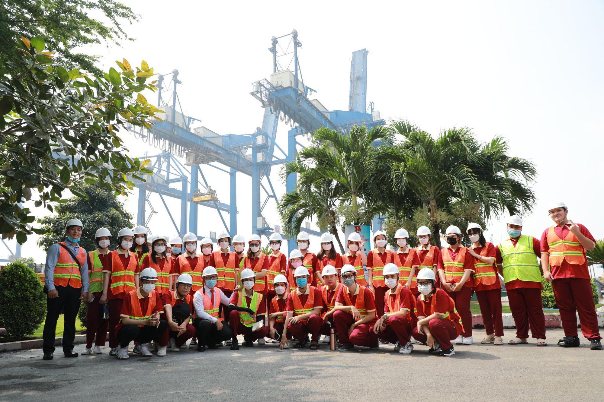 Khi trường “con nhà người ta” tặng học bổng - Ảnh 3.