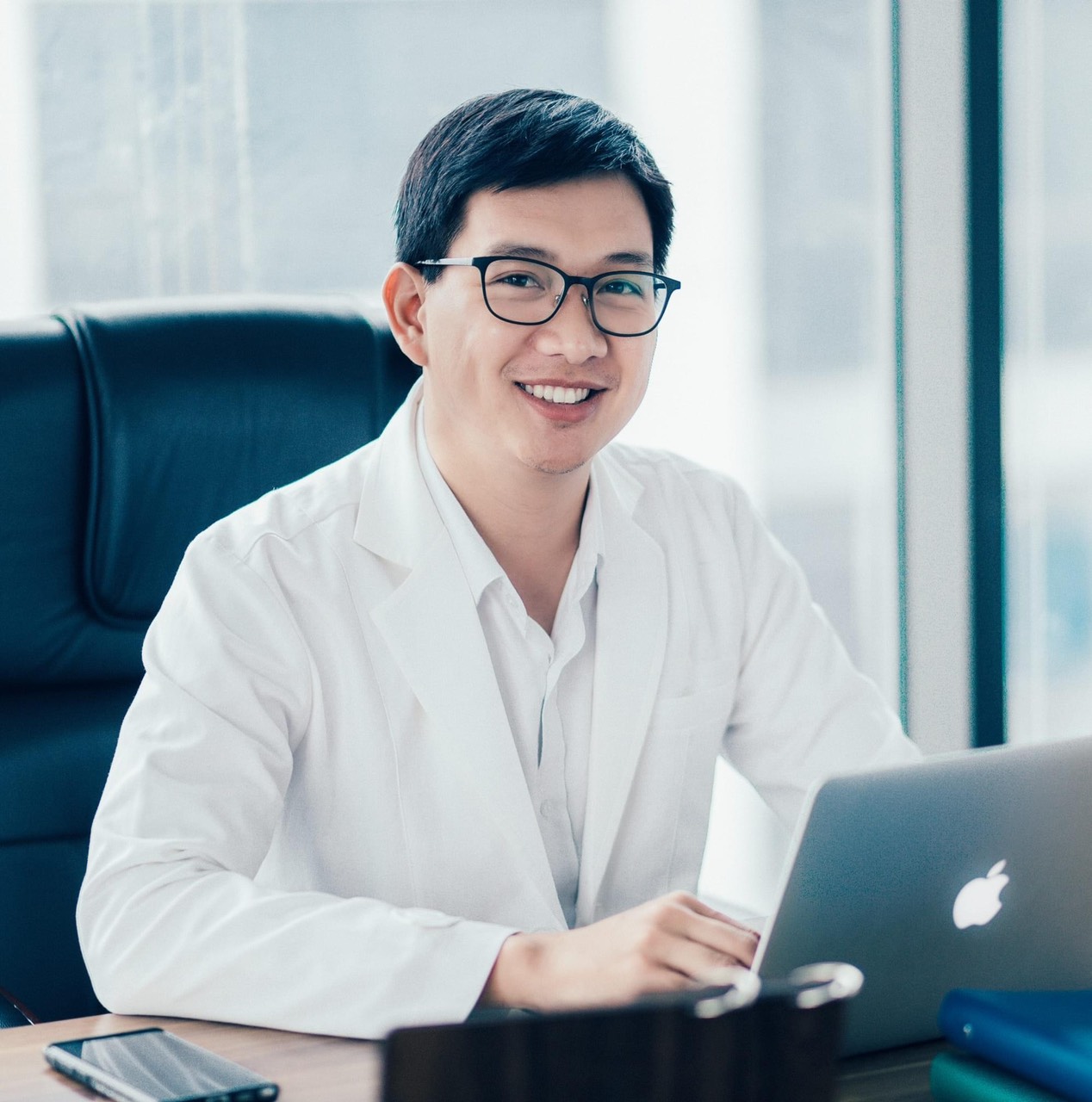 Bác sĩ Ngô Long Phi -  Nghệ nhân tài hoa đánh thức vẻ đẹp tiềm ẩn - Ảnh 1.