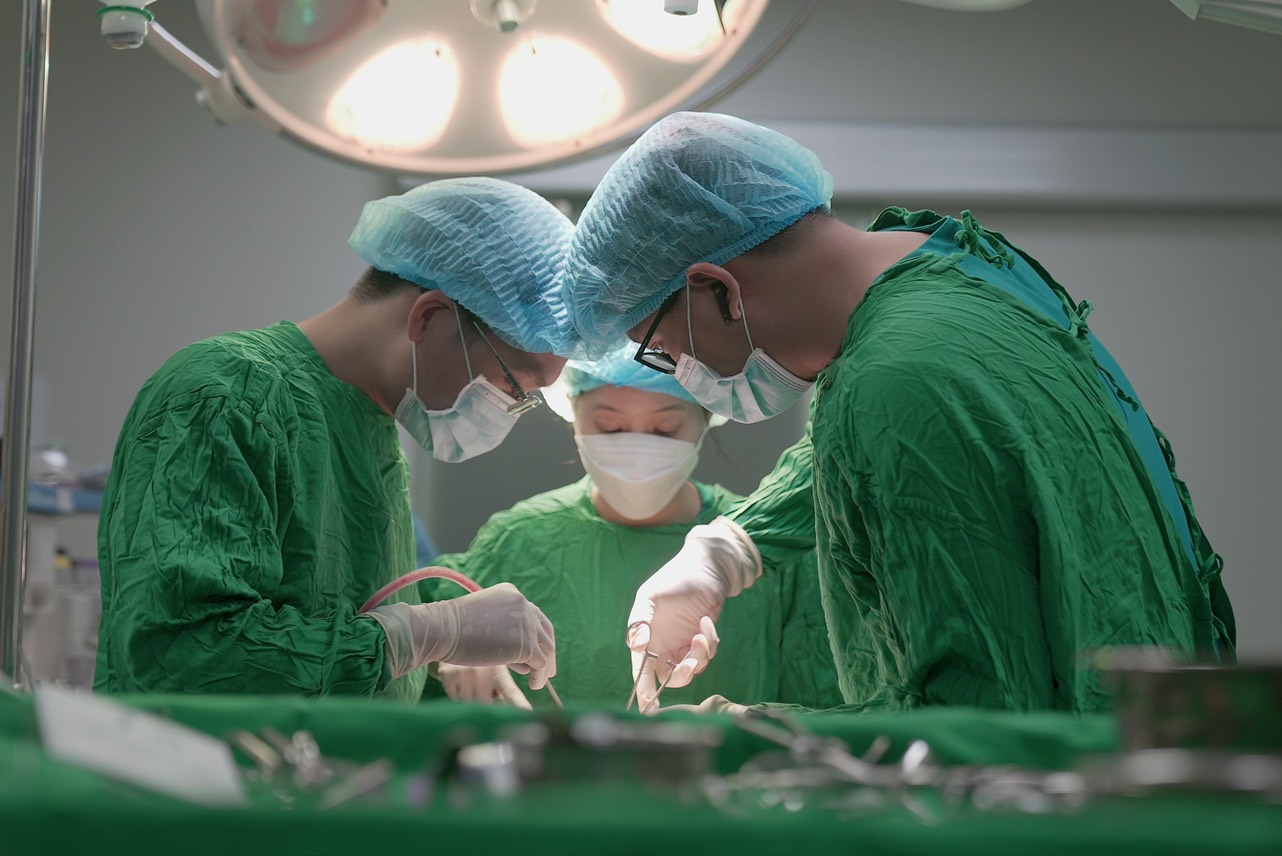 Bác sĩ Ngô Long Phi -  Nghệ nhân tài hoa đánh thức vẻ đẹp tiềm ẩn - Ảnh 3.