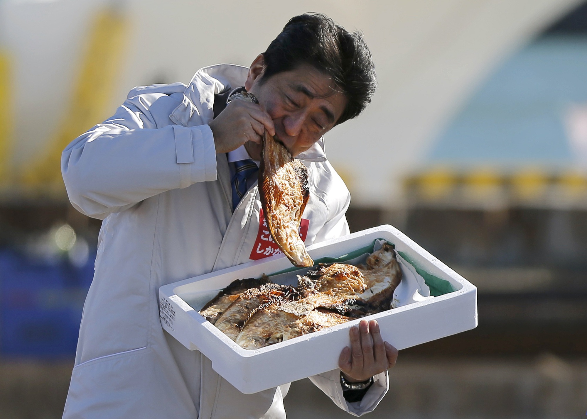 Những khoảnh khắc ấn tượng không thể nào quên trong cuộc đời cựu Thủ tướng Abe Shinzo - Ảnh 6.