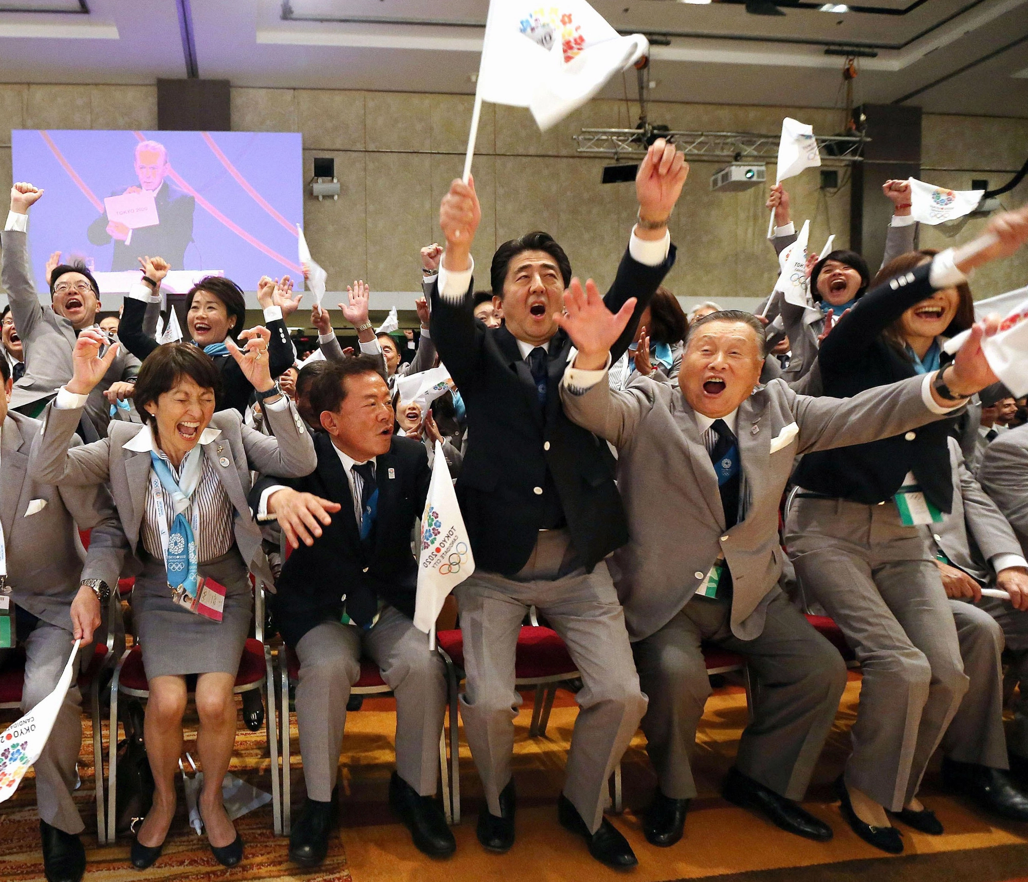 Những khoảnh khắc ấn tượng không thể nào quên trong cuộc đời cựu Thủ tướng Abe Shinzo - Ảnh 5.