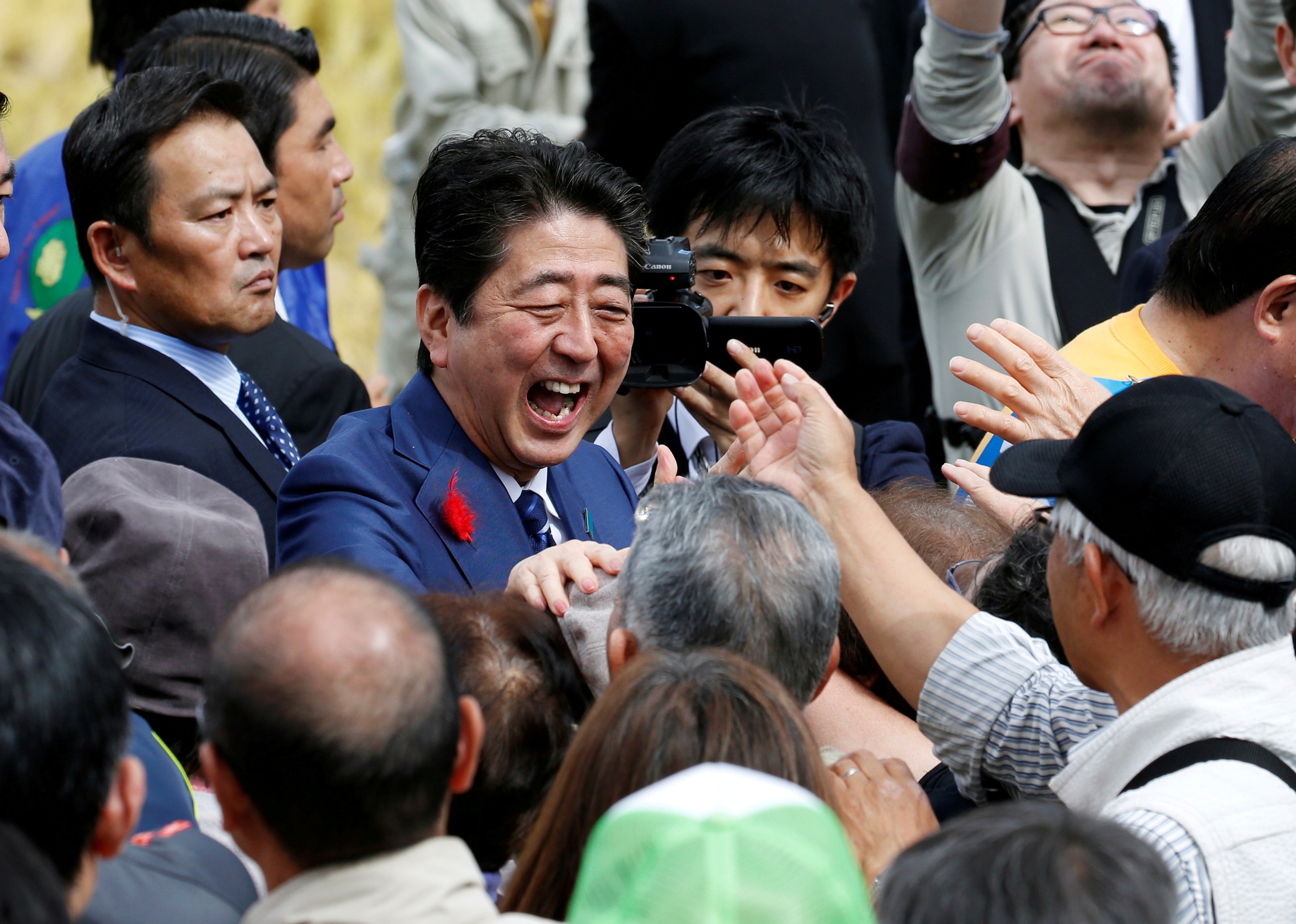 Những khoảnh khắc ấn tượng không thể nào quên trong cuộc đời cựu Thủ tướng Abe Shinzo - Ảnh 10.