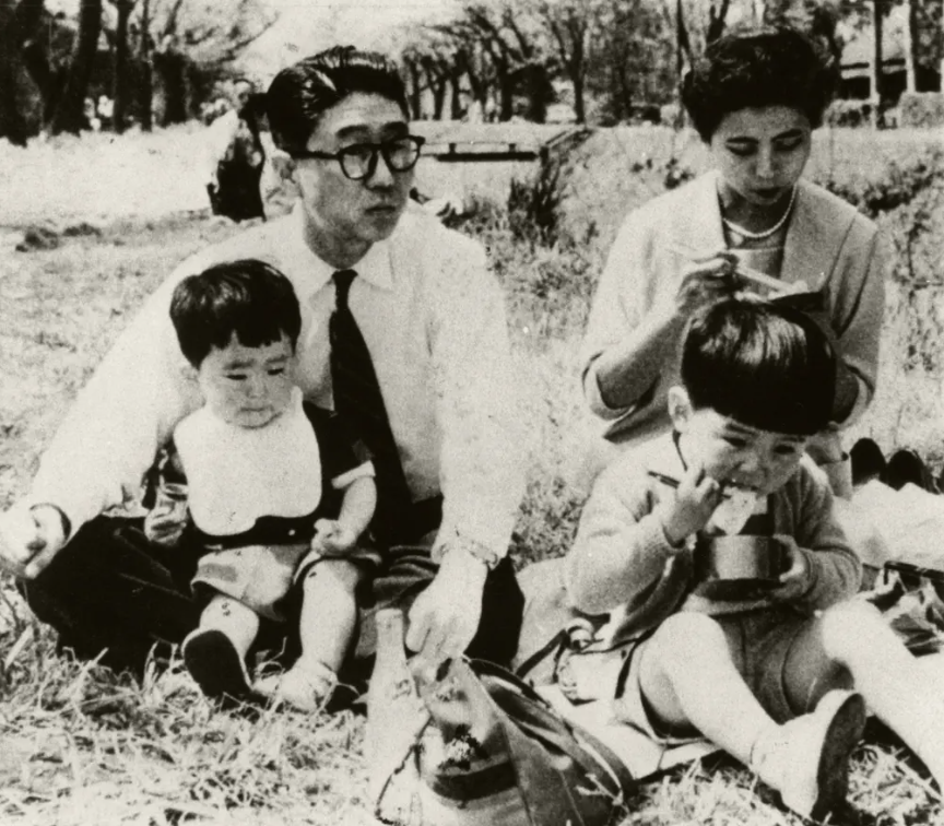 Những khoảnh khắc ấn tượng không thể nào quên trong cuộc đời cựu Thủ tướng Abe Shinzo - Ảnh 1.