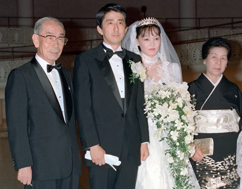 Những khoảnh khắc ấn tượng không thể nào quên trong cuộc đời cựu Thủ tướng Abe Shinzo - Ảnh 2.