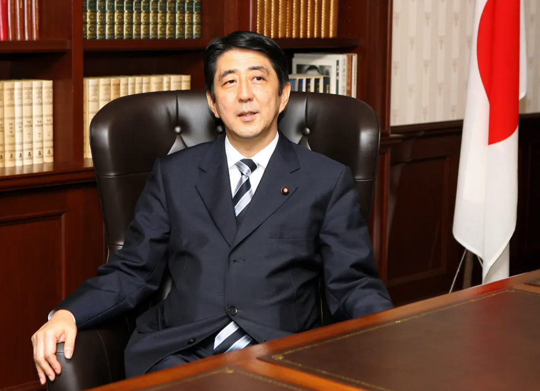 Những khoảnh khắc ấn tượng không thể nào quên trong cuộc đời cựu Thủ tướng Abe Shinzo - Ảnh 3.