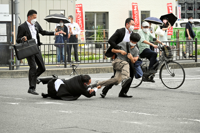 Hình ảnh nghi phạm bắn ông Abe và hiện trường vụ việc ở Nara - Ảnh 1.