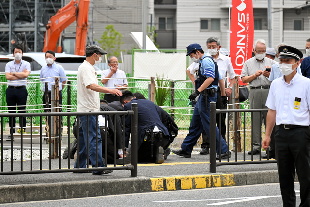 Hình ảnh nghi phạm bắn ông Abe và hiện trường vụ việc ở Nara - Ảnh 4.