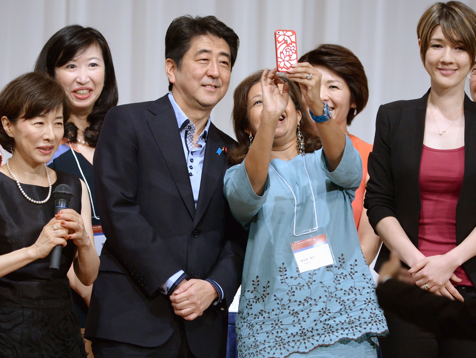 Những khoảnh khắc ấn tượng không thể nào quên trong cuộc đời cựu Thủ tướng Abe Shinzo - Ảnh 10.