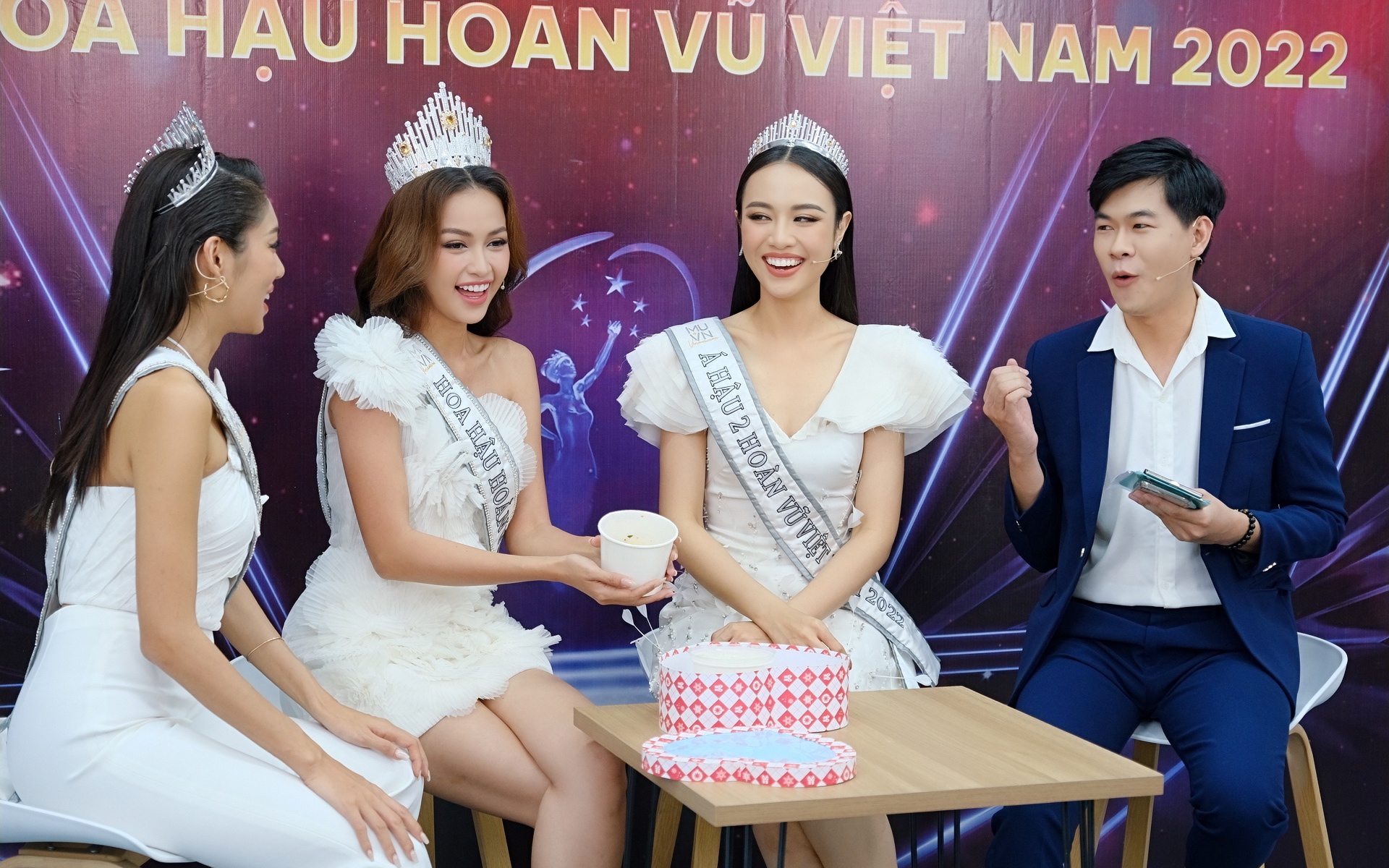 Top 3 Hoa hậu Hoàn vũ Việt Nam 2022 hạnh phúc vỡ oà trong buổi giao lưu với fan qua mạng xã hội