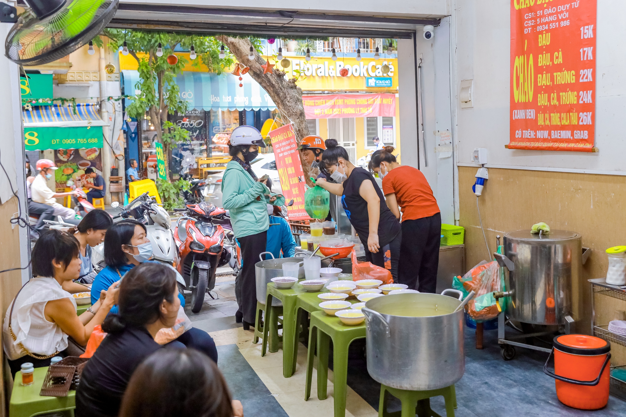 Quán cháo cà đậu gần 20 năm trên phố cổ, một món ăn giải khát đặc biệt của người Hà Nội những trưa hè nóng bức - Ảnh 9.
