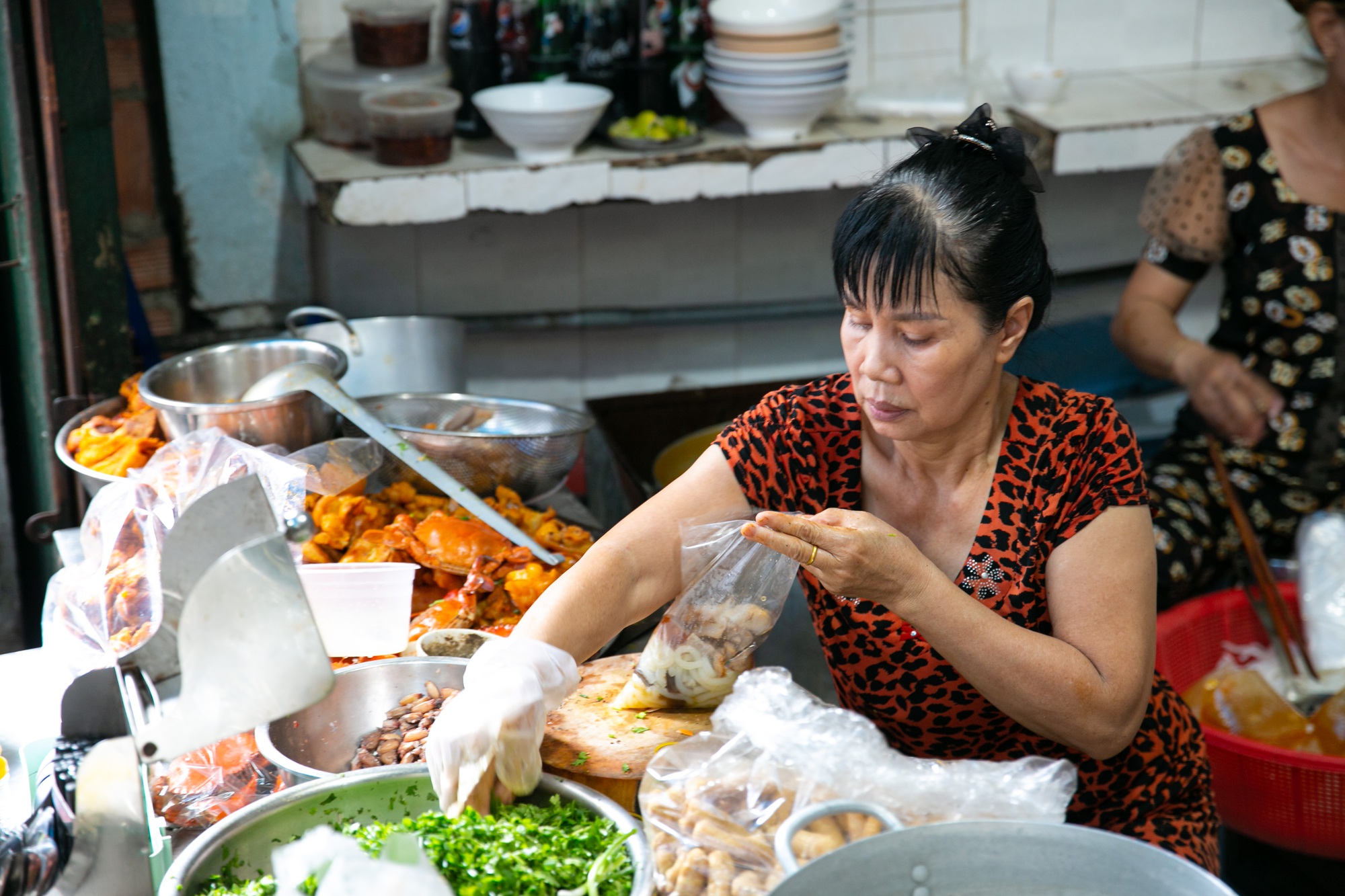 Quán ăn ở TP.HCM mỗi ngày mở cửa bán một món khác nhau, nhiều khách mới ghé đến không biết &quot;rốt cuộc quán này gọi là quán bán món gì&quot; - Ảnh 2.