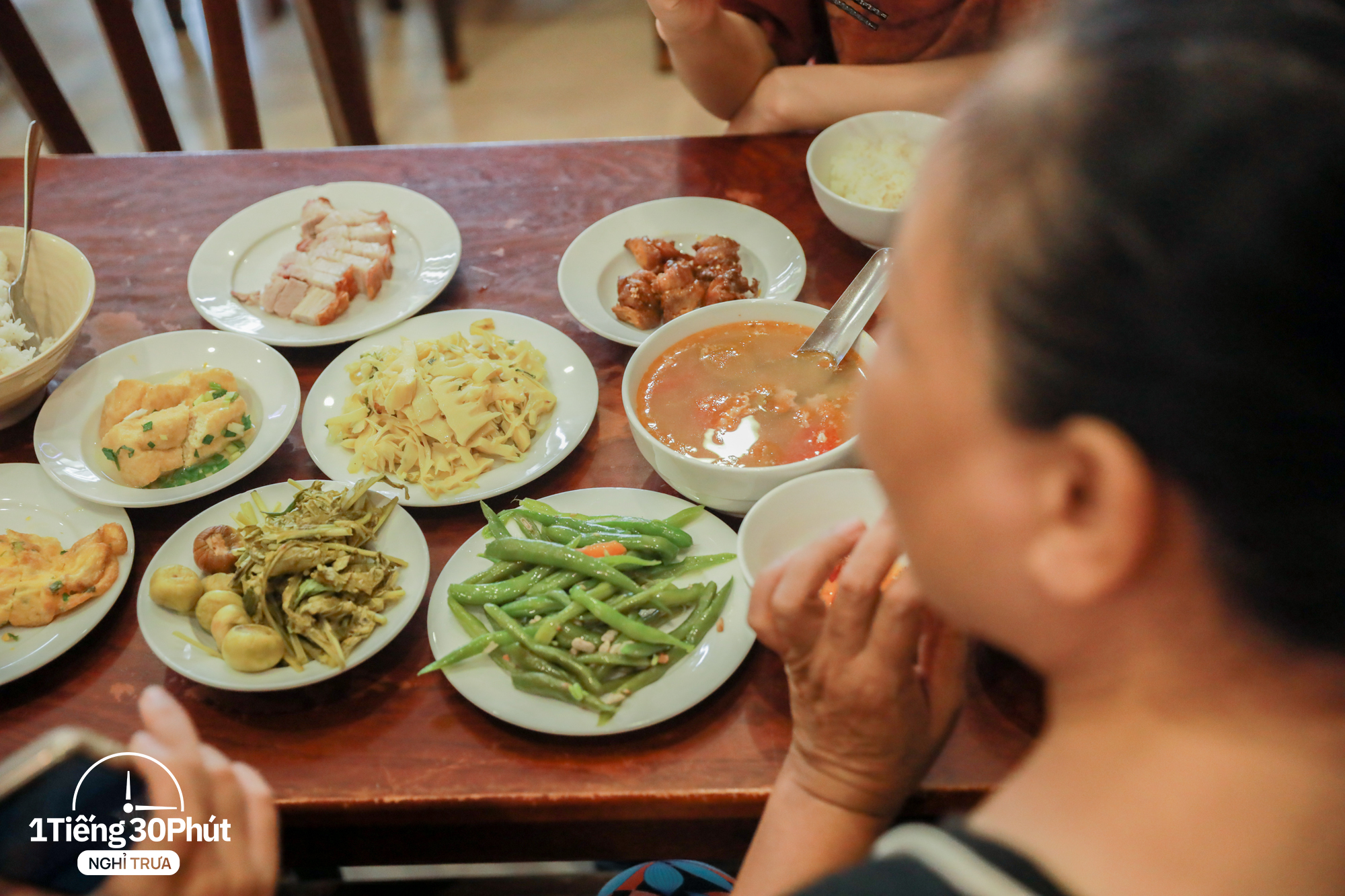 Hàng cơm trưa ở phố cổ Hà Nội toàn phục vụ “dân công sở hạng sang”, đến người nước ngoài cũng biết và tần suất ăn chung cùng người nổi tiếng rất cao - Ảnh 11.