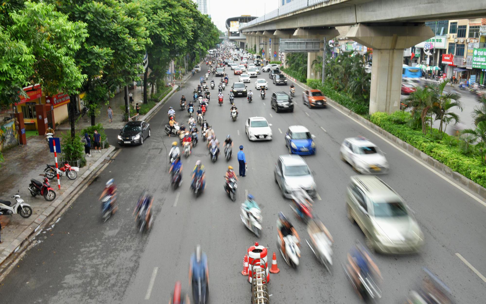 Ngày đầu Hà Nội phân làn đường Nguyễn Trãi: Giao thông hỗn loạn, nhiều xe đâm vào nhau do tránh dải phân cách