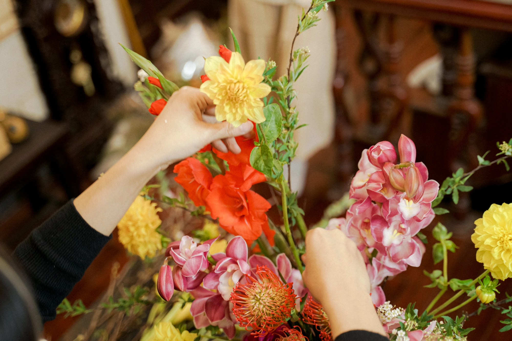 Hội chị em thích các loại hoa mới lạ thì cùng thử cách cắm bình hoa Tết này, đảm bảo ai cũng khen - Ảnh 5.