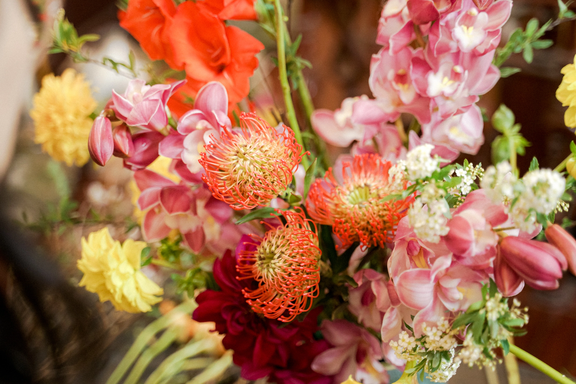 Hội chị em thích các loại hoa mới lạ thì cùng thử cách cắm bình hoa Tết này, đảm bảo ai cũng khen - Ảnh 6.