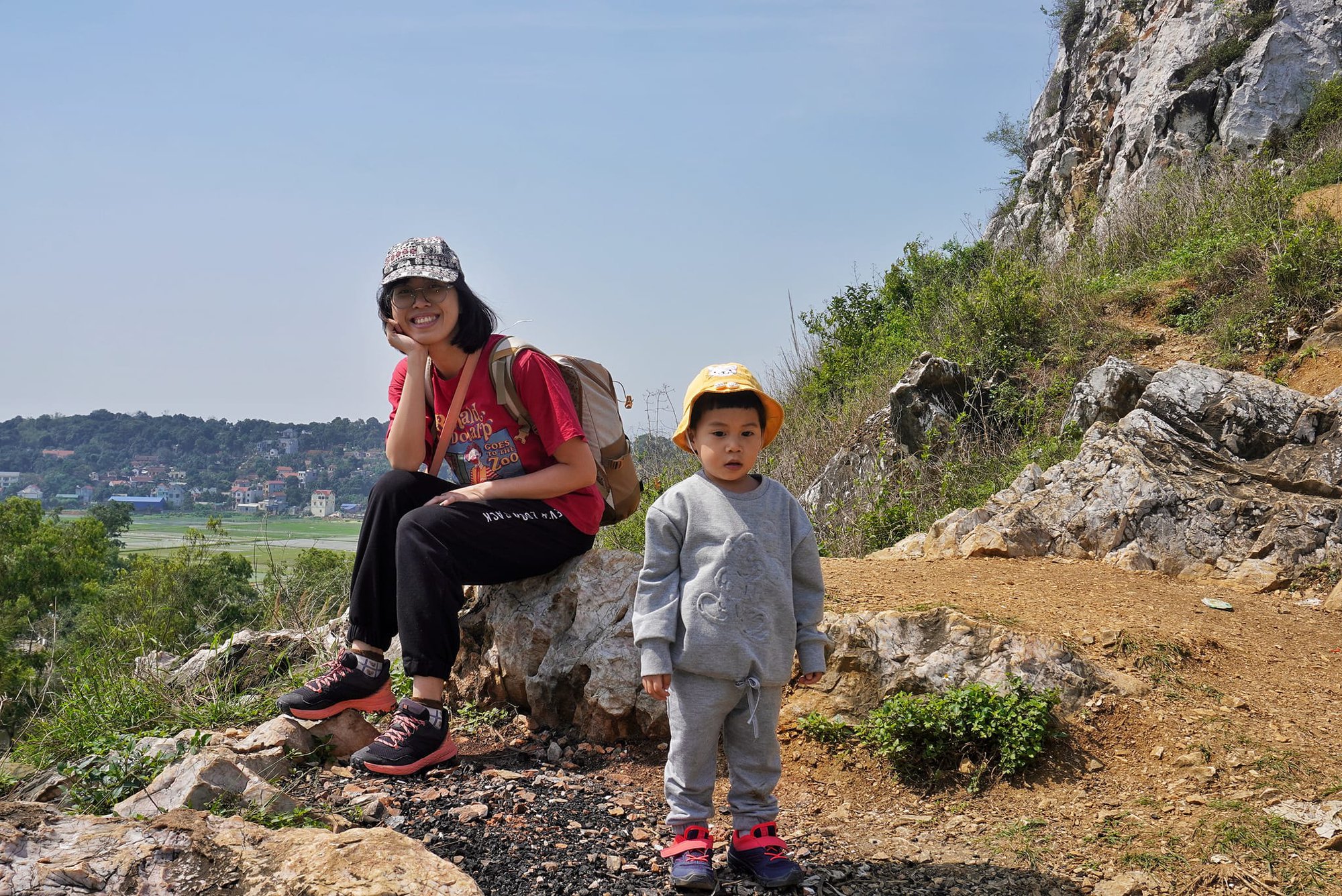 Chuyến leo núi đầy niềm vui và thử thách của gia đình nhỏ cùng 6 quy tắc cần nhớ để giữ an toàn cho con  - Ảnh 2.