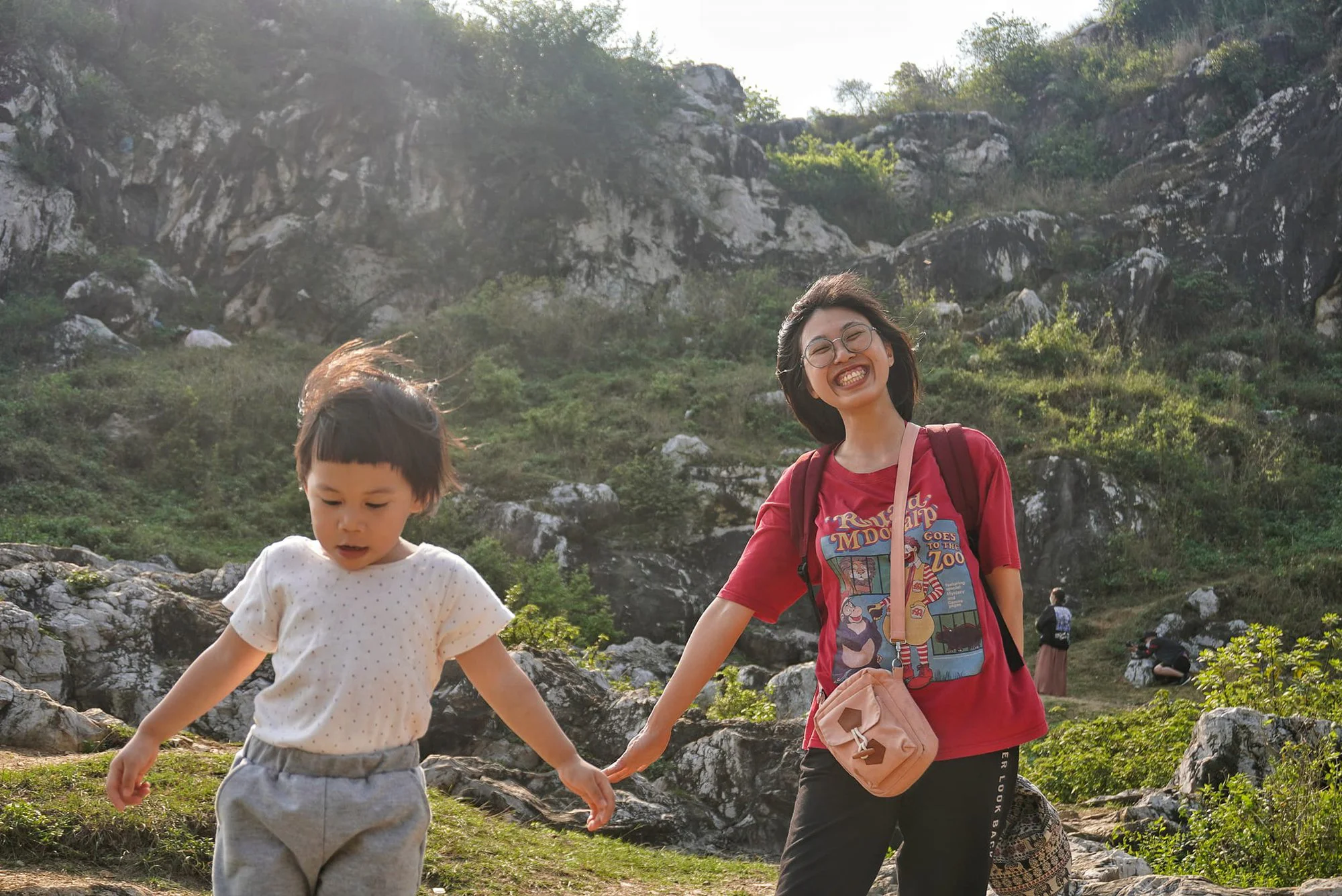 Chuyến leo núi đầy niềm vui và thử thách của gia đình nhỏ cùng 6 quy tắc cần nhớ để giữ an toàn cho con  - Ảnh 6.