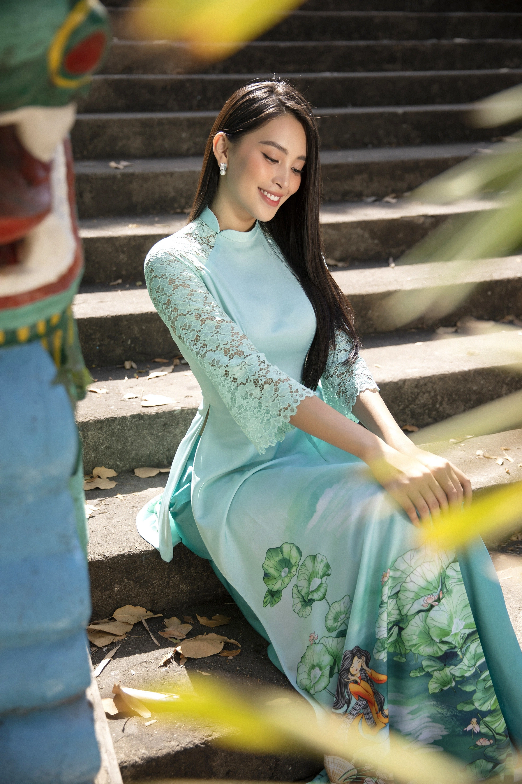 Học dàn Hậu Việt 5 kiểu tóc diện cùng áo dài nữ tính, thu hút - Ảnh 3.