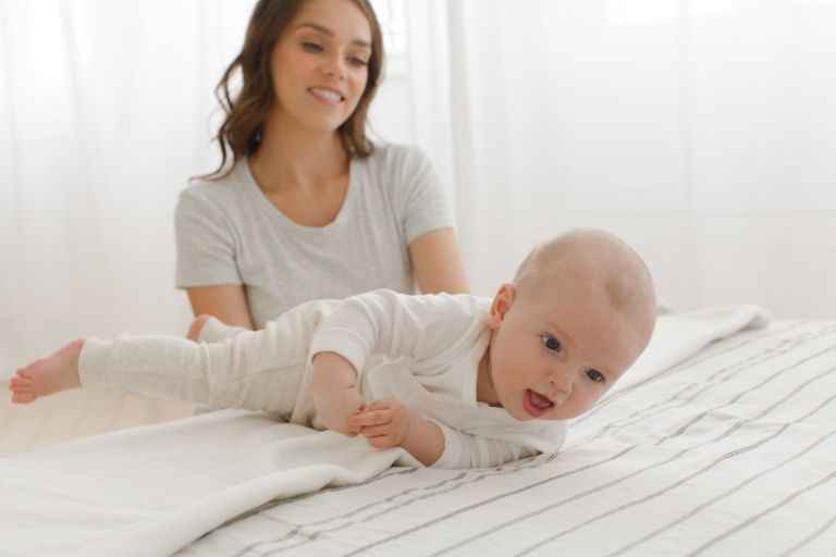 5 bài tập giúp trẻ sơ sinh cứng cáp, cha mẹ nên hỗ trợ con tập luyện mỗi ngày - Ảnh 1.
