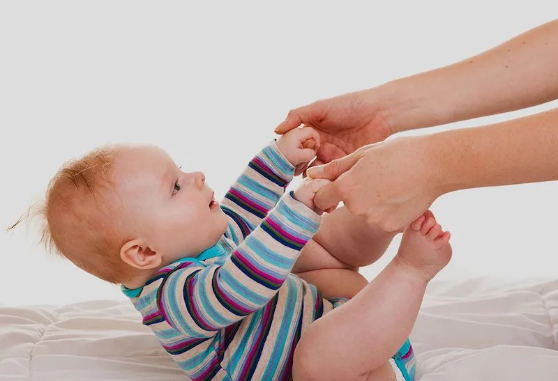 5 bài tập giúp trẻ sơ sinh cứng cáp, cha mẹ nên hỗ trợ con tập luyện mỗi ngày - Ảnh 3.