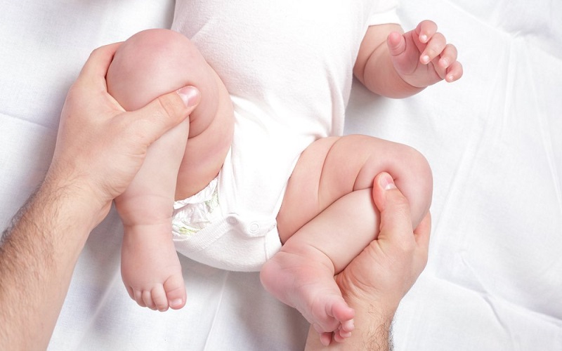 5 bài tập giúp trẻ sơ sinh cứng cáp, cha mẹ nên hỗ trợ con tập luyện mỗi ngày - Ảnh 2.
