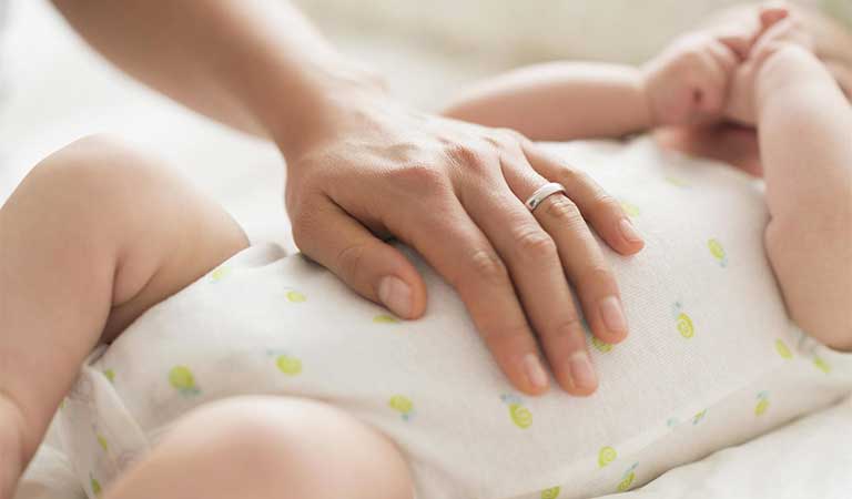 3 bộ phận ba mẹ nên massage mỗi ngày cho con, giúp bé ăn ngoan và ngủ sâu giấc - Ảnh 2.