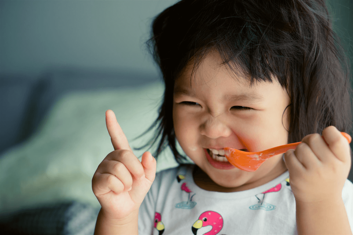 Sữa chua cung cấp nhiều dưỡng chất cho trẻ nhỏ nhưng cha mẹ nên chú ý 6 điều này để đảm bảo sức khỏe của con - Ảnh 1.