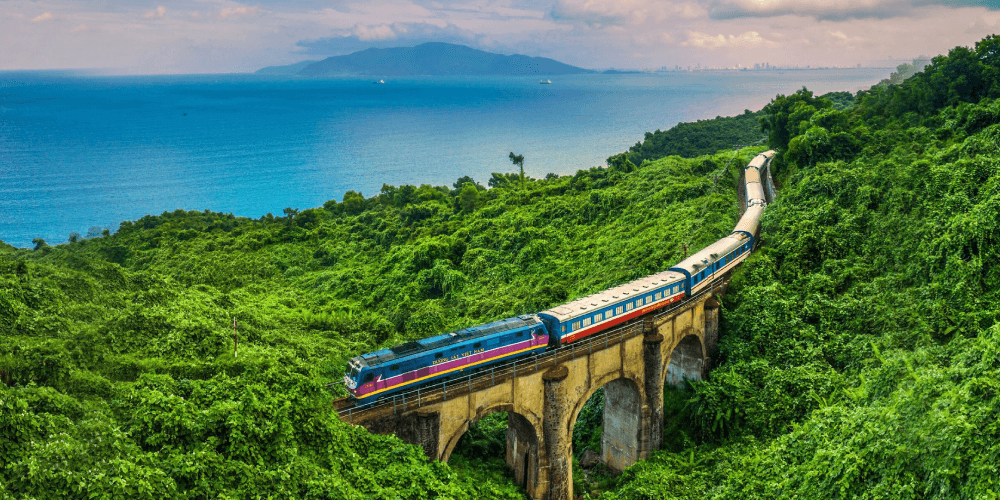 Có gì trên chuyến tàu chất lượng cao đi qua &quot;cung đường sắt đẹp nhất Việt Nam&quot; - Ảnh 1.