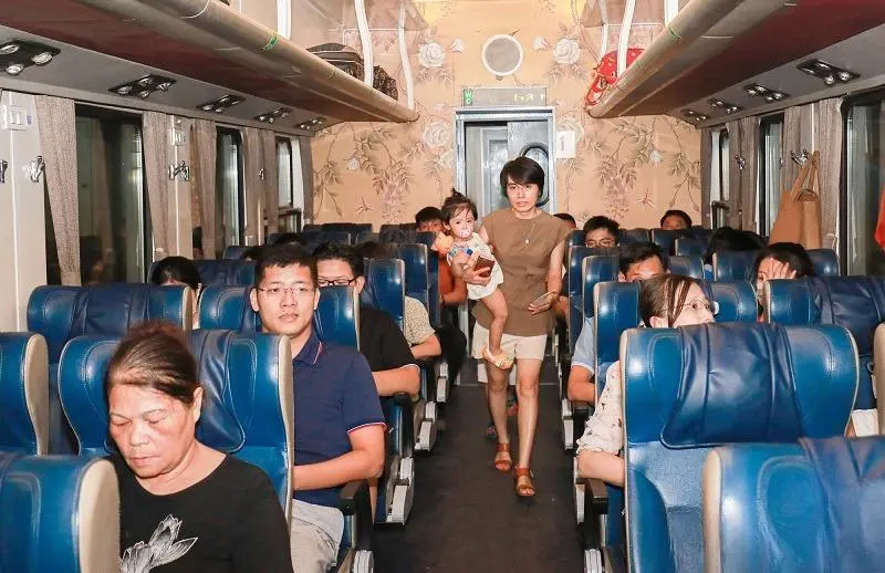 Có gì trên chuyến tàu chất lượng cao đi qua &quot;cung đường sắt đẹp nhất Việt Nam&quot; - Ảnh 4.