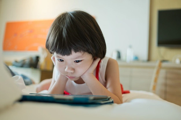 4 dấu hiệu giúp cha mẹ nhận biết con đang tiếp xúc với màn hình điện tử quá nhiều - Ảnh 1.